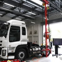 生産財ピット。縦長の赤い支柱に見えるのがバリアスツールハンガー