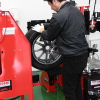 タイヤチェンジャーから転がして、エア充填エリアに運べる