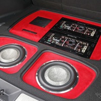 ラゲッジフロア全面を使ってパワーアンプ×2台、DSP、サブウーファー×2発をバランスよくレイアウトした。