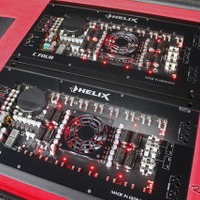 パワーアンプにはヘリックスのC-FOURを2台用いる。シースルーのトップパネルからはレッドLEDのイルミが目立つ仕様。