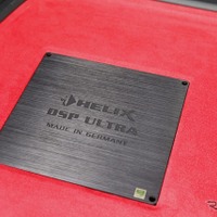 調整機能や基本的なサウンドの良さを追求してDSPにはヘリックスのDSP ULTRAをチョイス。フロアにフラットに設置される。