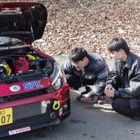 モータースポーツ車両に興味津々の学生たち