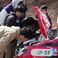 モータースポーツ車両に興味津々の学生たち
