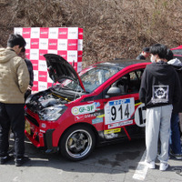 モータースポーツ車両に興味津々の学生たち