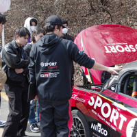 モータースポーツ車両に興味津々の学生たち