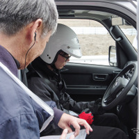 初めてのサーキットと電気自動車に興奮の様子