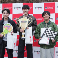 プログラムで高得点を出した学生たちを表彰