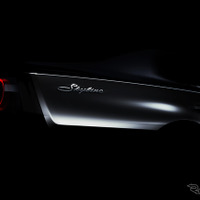 日産 スカイライン 新型のデザインの一部。円形テールランプと、筆記体のロゴが確認できる