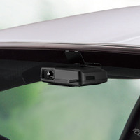 付属のアンテナ用宙吊りステーでアンテナもフロントガラスと天井のすき間に取付可能（YK-3200）