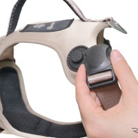 コンビのペットブランド「コムペット」のシートベルトを通すだけの「カーリンク ハーネス」