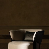 「エンブレイス」アームチェア