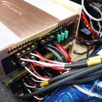 ラゲッジのフロア下にはスペースを有効に使うためにアンプラックが組まれ、カッパー（CU4.4-Competition）は二段重ねで設置する。
