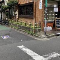 画面手前が中野区道、特別区道24-940・東中野ギンザ通り