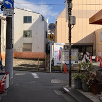 画面左右が中野区道、特別区道24-940・東中野ギンザ通り