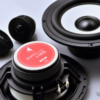 「市販スピーカー」の一例（ビーウィズ・ルーセントシリーズ）。
