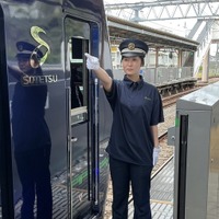 ポロシャツを着用した乗務員
