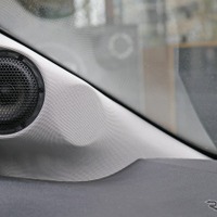 ミッドローの前に見えるスペースにミッドハイとして取り付けられているのが50mmユニットのCDTのUnity7.5P。