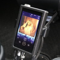オーディオプレイヤーに用いるiBasso DAP300APEX Ti。質感の高い音楽信号を再生するシステムに似つかわしいプレイヤーだ。