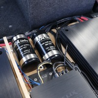 電源系は下層アースなどにも気を配るオーナー。キャパシターを配置して瞬発的な電力供給にも対応する。