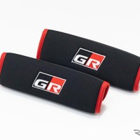 「GRレーシングハーネス」には除電効果のある専用のベルトパッドが付属