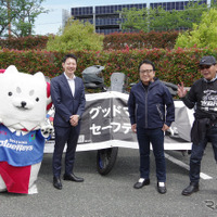 左から「しっぺい」、草地博昭磐田市長、設楽社長、WBR活動をおこなう松木閲央氏