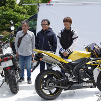 設楽社長がかつて手がけた『TW225』で来場した親子ライダーとの記念撮影