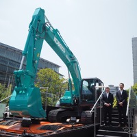 階段向かって左が山本社長、右が開発責任者の技術開発本部、新事業推進部の担当、山下耕治執行役員