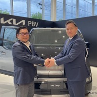 トイファクトリー 代表取締役社長 藤井昭文氏（左）とKia PBVジャパン 代表取締役社長 田島靖也氏（右）