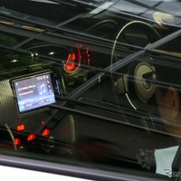 パイオニアのデモカーであるトヨタ・86の試聴風景。参考出品のハイレゾ音源再生対応A/V/Nが見える