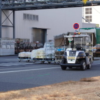 屋外の建屋間搬送を行う「eve auto」。この車両がトヨタ車体富士松工場では多数稼働
