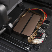 DSPアンプはPLUG＆PLAY 1080。奥にパワードサブウーファーが設置されている