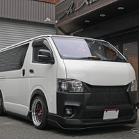 ラゲッジに大胆なカスタムインストールを施したハイエース。フロントまわりにもドア＆ピラー加工にワンオフ技が大量投入された。