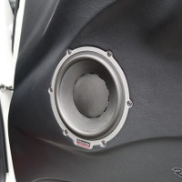 ドアも丸ごと加工され、ミッドバスの取り付け位置も大幅変更されているのがわかる。プレスラインなどのデザインも美しい。