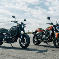 ハーレーダビッドソン X350（右）とX500（左）