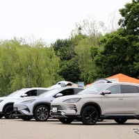 BYD AUTO岡崎ブースにて、テスト車のBYD シーライオン6とともに