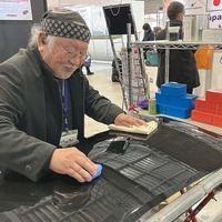 2026年2月開催「IAAE2026」に、古館代表はジョイボンドとしてブース出展。古館代表自らブースで施工実演を行なっていた