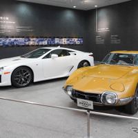 ヤマハ発動機が手がけたレクサス『LFA』（左）とトヨタ『2000GT』（右）
