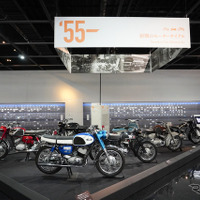 コミュニケーションプラザ2階の車両展示