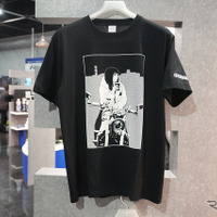 プラザショップで限定販売される加藤ノブキ氏のイラストが描かれたTシャツ