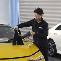 XPEL JAPANの山下正人氏がカラーPPFにヒートガンで熱を当てているところ