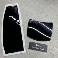 施工トレーニング研修用として、研修車両のメルセデス・ベンツ用に用意されたグロス調の「Obsidian Black」。左側にあるのがカットされたカラーPPF
