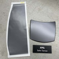 施工トレーニング研修用として、研修車両のトヨタ・プリウス用に用意されたマット調の「Satin Tarmac」。左側にあるのがカットされたカラーPPF