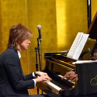 ピアニストのハクエイ・キム氏は、グランドピアノで生演奏を披露