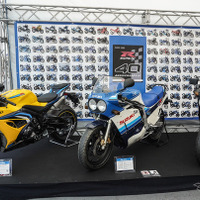 スズキ GSX-R1000R（左）と初代GSX-R750（中）、GSX-R400（右）