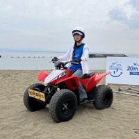 ビーチクリーナーに乗る子ども