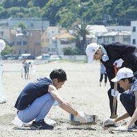 ビーチクリーン活動：手拾い清掃