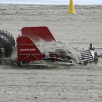 ホンダ独自開発の清掃用機材：サンドスクリーン。通称バタバタ、砂とゴミを分けるふるい