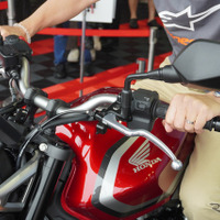 ホンダ CB400スーパーフォア 新型のエンジン始動＆Eクラッチ操作を体験（鈴鹿8耐2026）