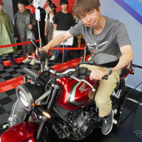 青木タカオ氏が「鈴鹿8耐2026」ホンダブースでCB400スーパーフォアのEクラッチを体験