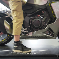 ホンダ CBR400Rフォア Eクラッチの足つきをチェック（鈴鹿8耐2026）